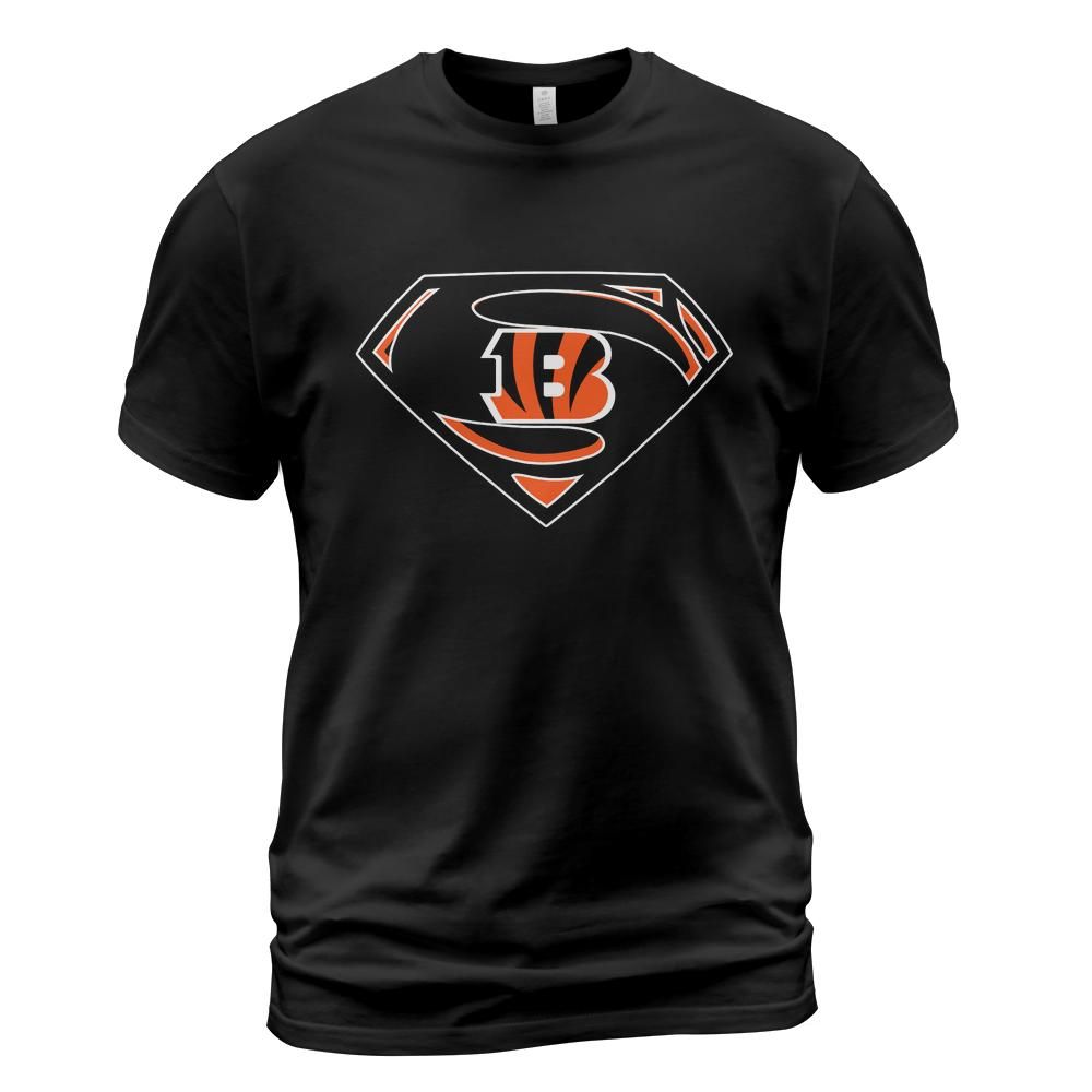 9cwnmbxj/products/6a1c0a38ebd4172b335bf91b/attributes-slide:t-shirt_db,color:black/front-name:Front-MQp1gMN_ga