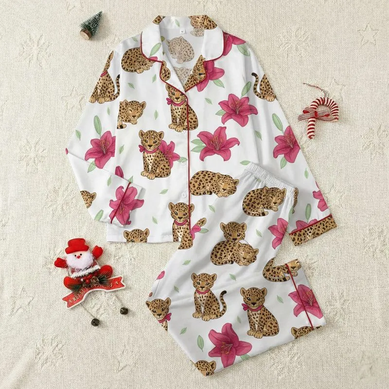 Women's Whimsical Scattered Leopard Cub Fuchsia Lily Bright White Pattern Satin Pajamas Set - 1