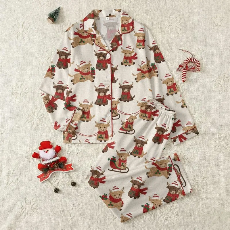 Festive Style Lovers' Retro Yarn Texture Highland Cow Christmas Pattern, Santa Hats & Holly Scarves Satin Pajamas Set - 1