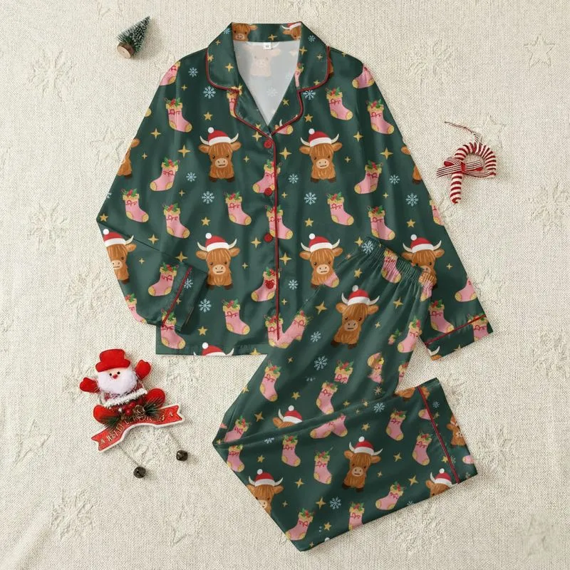 Girly Christmas Enthusiasts' Adorable Highland Cow Red Santa Hat Pink Christmas Stockings Gold Star Green Pattern Satin Pajamas Set - 1