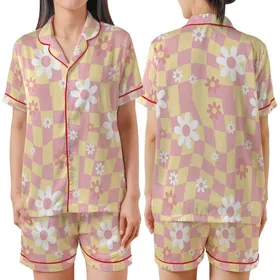 Retro Style Enthusiasts Cheerful Groovy Pastel Pink Yellow Checkerboard Warped Grid White Daisy Design Satin Short-Sleeve Pajamas Set