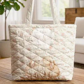Two Nuzzling Bunnies Delicate Daisy Wreath - Your Name Floral Animal Lover Gift for Her Quilted Tote Bag