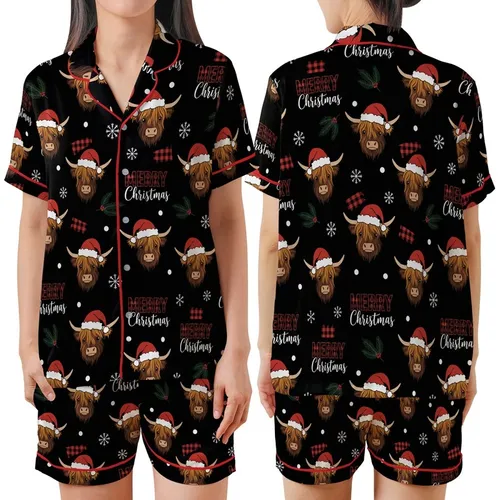 Highland Cow Christmas Design: Festive Santa Hat Pattern with Rustic Plaid & MERRY Christmas Text Satin Short-Sleeve Pajamas Set